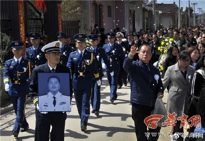 原标题：海军飞行员迫降牺牲：为保护学校撞向水塔