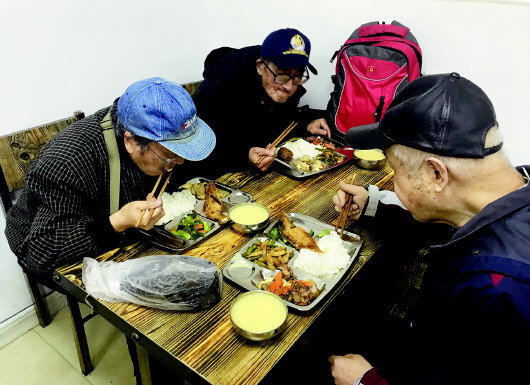 菜价低亏本运营？ 社区助老食堂有望集中配餐