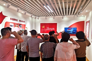 社区党员赴育英路党群服务中心开展党性教育