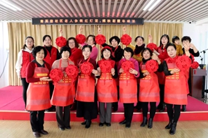 育英路社区开展“老年争做红灯笼，辉映朝霞年味浓”手工活动