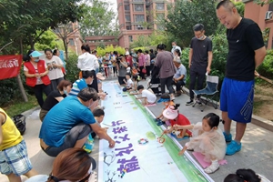 流亭街道空港社区开展献礼父亲节萌娃画爸爸亲子活动