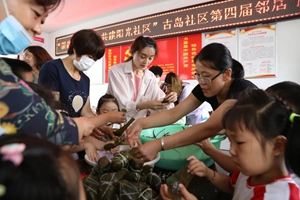 棘洪滩街道古岛社区开展邻居节日包粽子活动