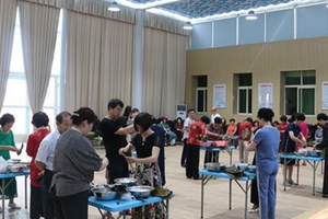 “粽”情邻里 青岛城阳区王家盛世社区端午节包粽子比赛举行