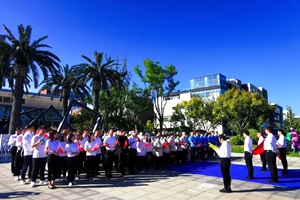流亭街道组织新阶层人士举行国旗下的微宣讲和白沙河环保志愿活动