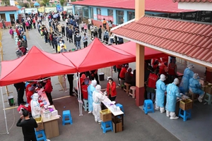 进一扇门办两件事！棘洪滩村社区核酸检测、旧村改造两件大事同步推进