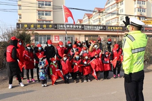 亲子“红马甲”助力文明出行 大涧社区开展“小小交通员”职业体验活动