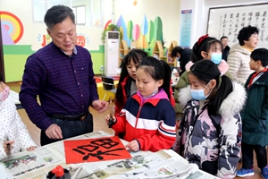 城阳街道各社区开展“就地过年 送福迎春”文明实践志愿服务活动