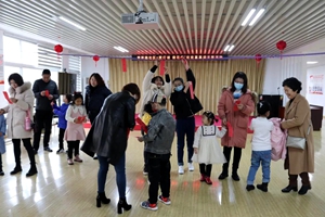 育英路社区组织开展“猜灯谜 做花灯 欢欢喜喜迎元宵”活动