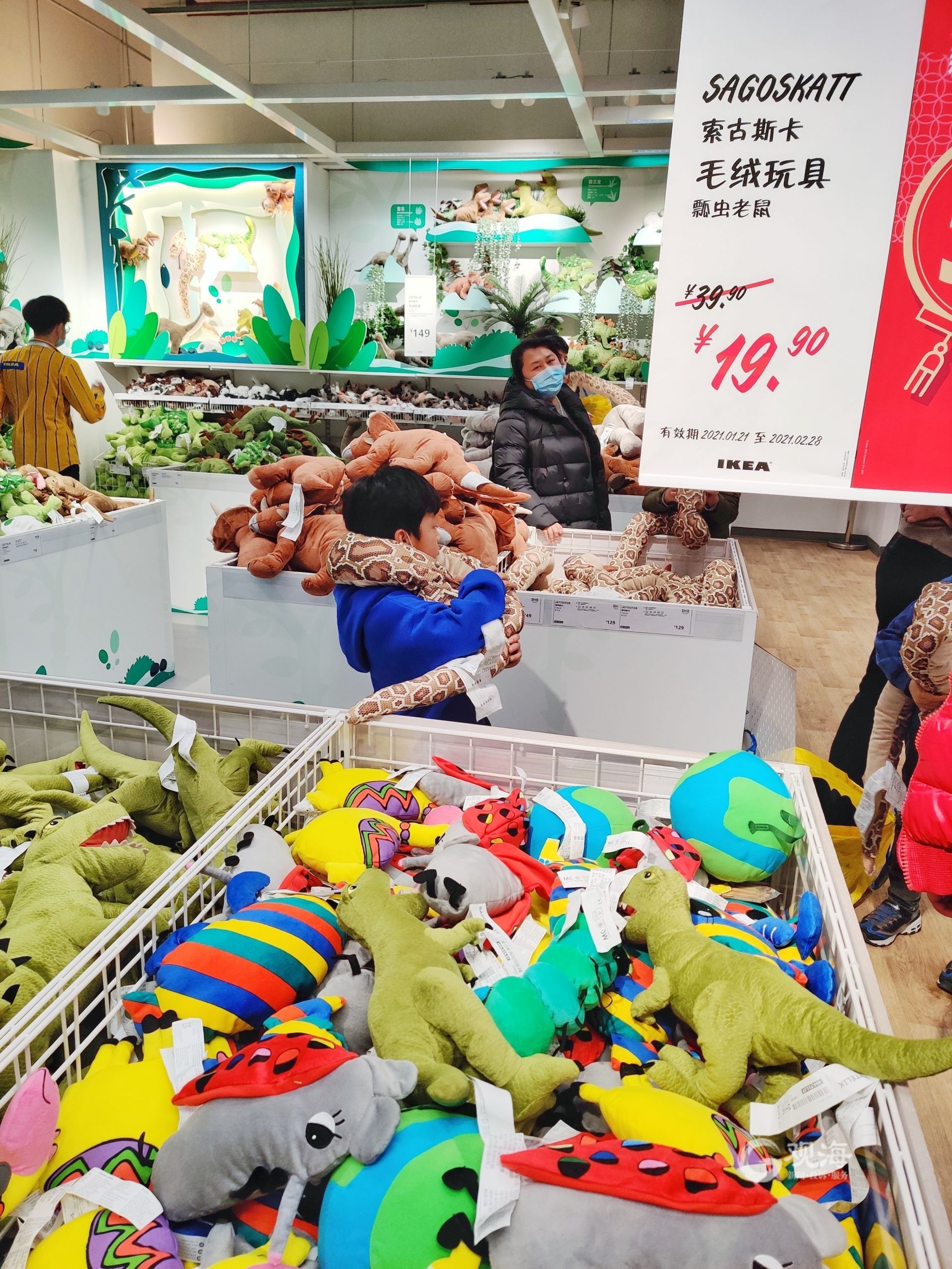 小朋友正在摆弄玩具.